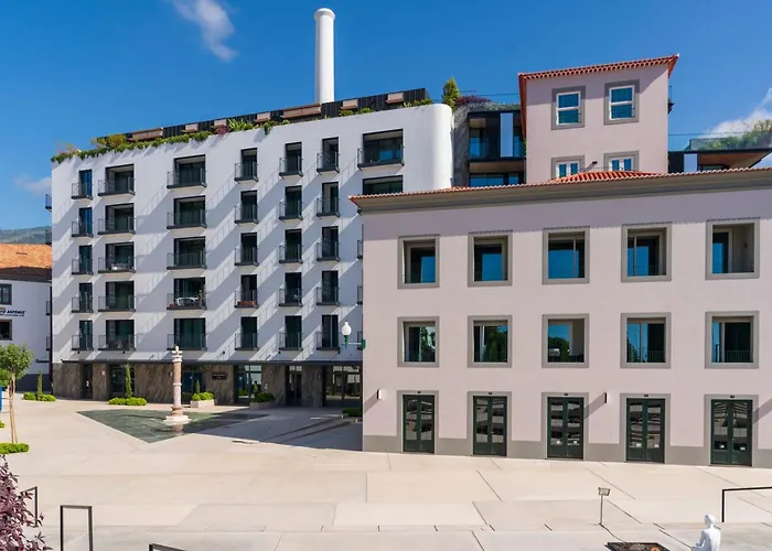 Savoy Insular Ii By An Island *